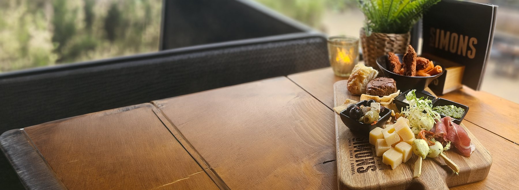 Borrelplank met kaas, worst en olijven bij Stadscafé Simons