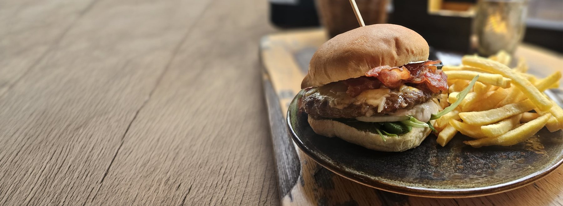Burger met friet bij Stadscafé Simons
